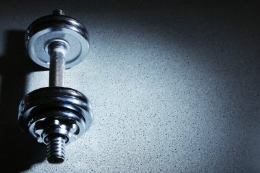 Gri arka plan üzerinde halter