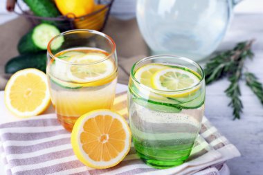 Limon ve cam ahşap masa, closeup Tarih içinde salatalık taze su