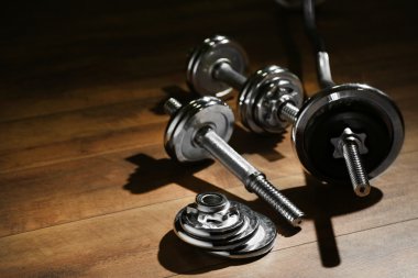 Koyu arka plan üzerinde ahşap zemin üzerinde halter