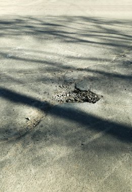 Çukurları olan çok kaliteli bir yol.
