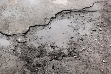 Çok kötü kalite yol çukurların ve su birikintileri