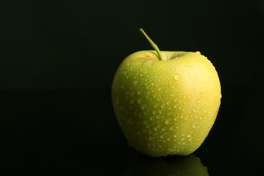 Siyah arkaplanda elma