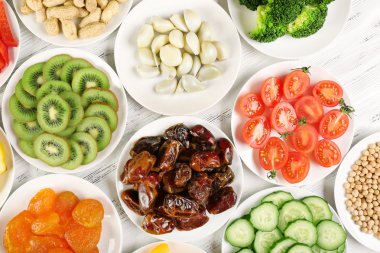 farklı ürünler üzerinde daireler ahşap tablo, üstten görünüm