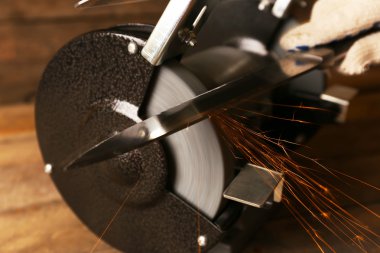 Bıçak Bileyici ve ahşap masa, closeup üzerinde bıçak el