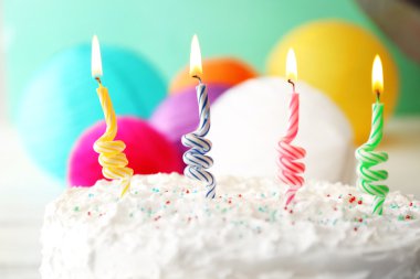 doğum günü pastası mumlar renkli arka plan üzerinde ile