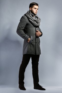 ceket gri arka plan üzerinde genç adam