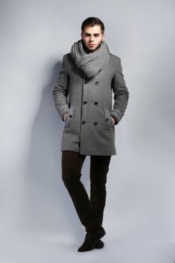ceket gri arka plan üzerinde genç adam