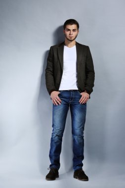 gri zemin üzerine genç adam