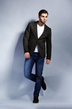 gri zemin üzerine genç adam