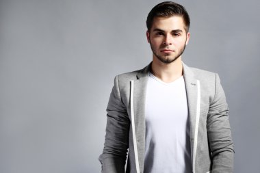 gri zemin üzerine genç adam