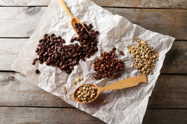 Ahşap masa, üstten görünüm üzerinde buruşuk parşömen üzerine kahve çekirdekleri