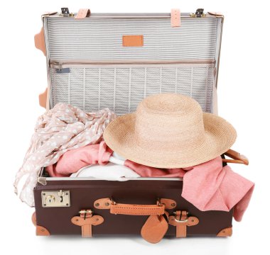 Ambalaj bavul üzerinde beyaz izole seyahat için