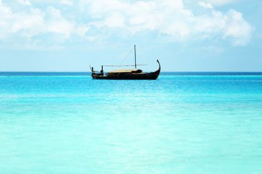 Güzel mavi okyanus su tatil gemi ile görünümünü