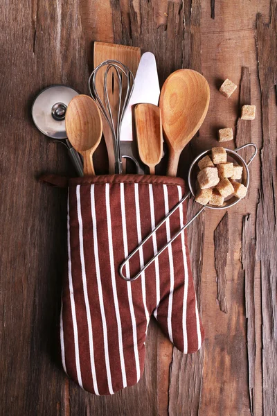 一套厨房用具仿古木制表背景 — 图库照片