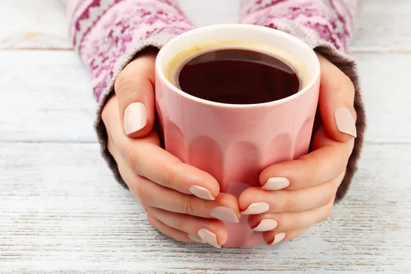 Mani femminili che tengono la tazza — Foto Stock