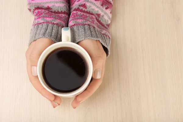 Mani femminili che tengono la tazza — Foto Stock