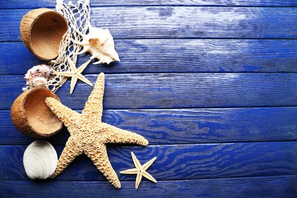 Estrellas del mar y conchas sobre fondo de madera — Foto de Stock