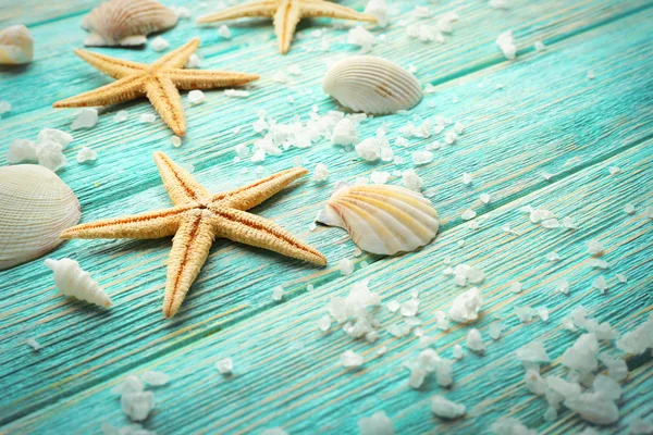 Морські зірки і мушлі на дерев'яному фоні — стокове фото