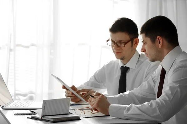 Dos hombres de negocios guapos trabajando en la oficina — Foto de Stock