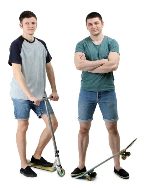 Двоє красивих молодих чоловіків зі скейтом і скутером ізольовані на білому — стокове фото