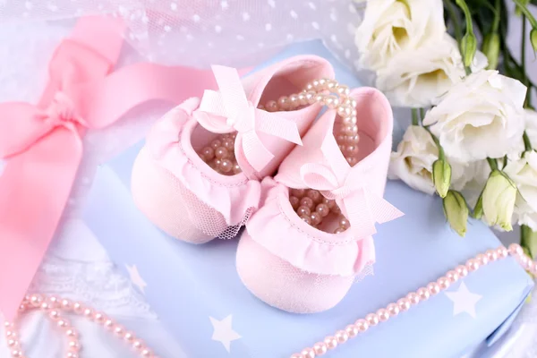 粉红色的宝宝靴与礼物特写 — 图库照片