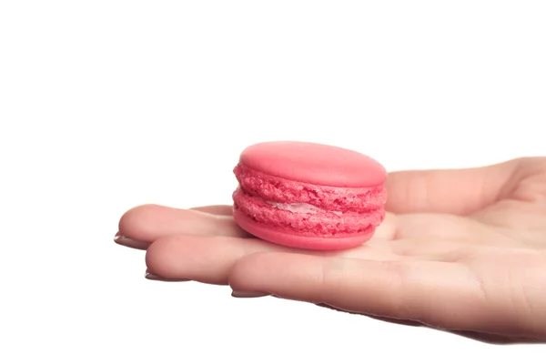 Savoureux macarons colorés à la main féminine isolé sur blanc — Photo