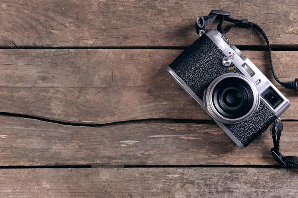 Oude retro camera op rustieke houten planken achtergrond — Stockfoto