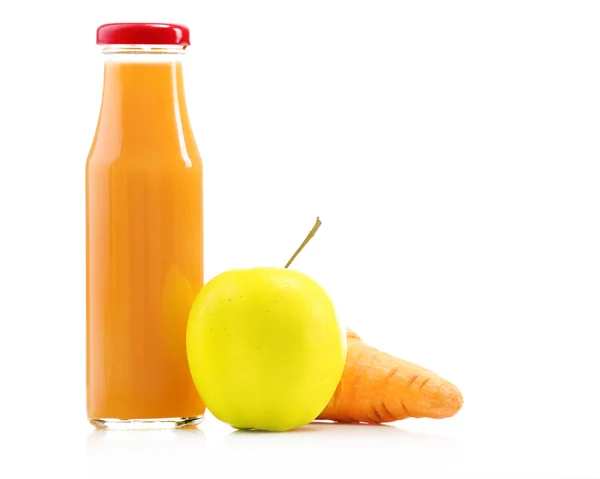 Скляна пляшка свіжого здорового соку з яблуком і морквою ізольована на білому — стокове фото