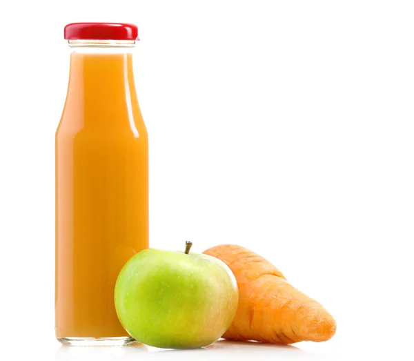 Bouteille en verre de jus frais et sain avec carotte et pomme isolées sur blanc — Photo