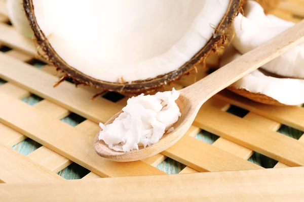 Carne de coco fresca em colher de madeira em fundo grade de madeira — Fotografia de Stock
