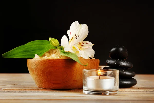 Wellness-Stillleben auf Holztisch auf schwarzem Hintergrund — Stockfoto