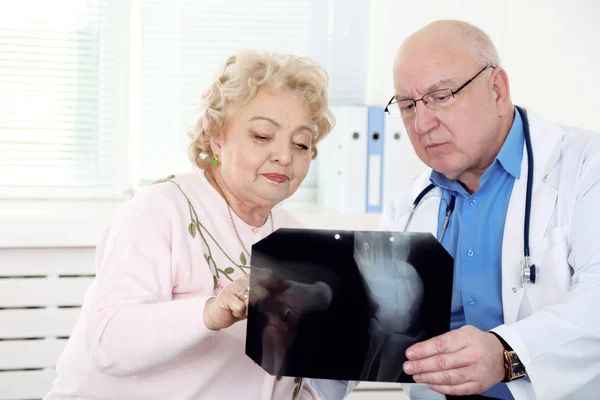 Doctor and patient in hospital clinic — Stock Photo, Image