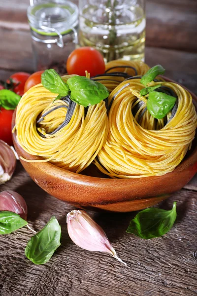 Pasta con tomates cherry y otros ingredientes sobre fondo de mesa de madera —  Fotos de Stock