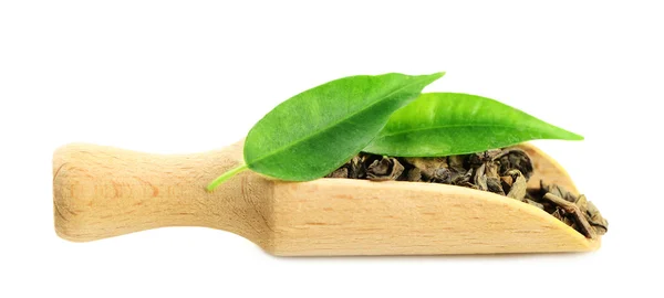 Scoop in legno con tè verde con foglia isolata su bianco — Foto Stock