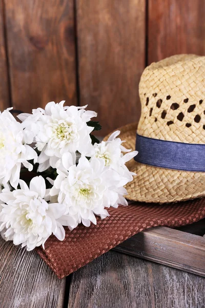 Sombrero con flores sobre fondo de madera —  Fotos de Stock