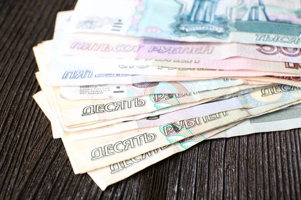 Stapel geld op tafel close-up — Stockfoto