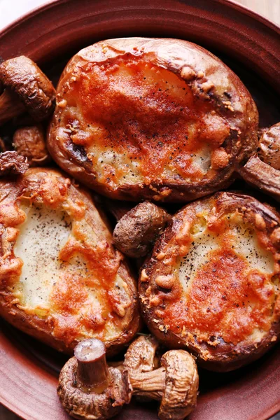 Pommes de terre cuites au four aux champignons dans un bol fermer — Photo