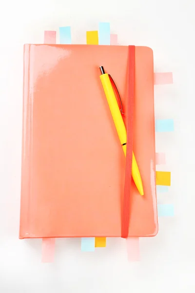 Notizbuch mit Lesezeichen und Stift, isoliert auf weiß — Stockfoto