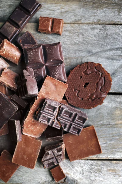 Uppsättning av choklad på träbord, närbild — Stockfoto