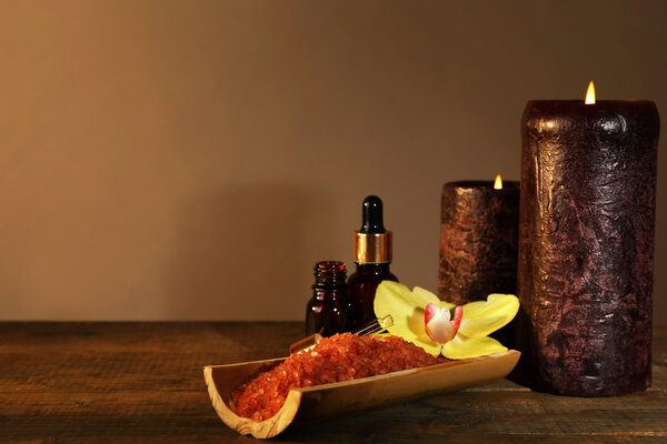 Спа натюрморт на деревянном столе на коричневом фоне
