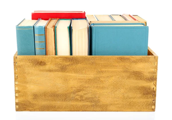 Bücher in Holzkiste isoliert auf weiß — Stockfoto