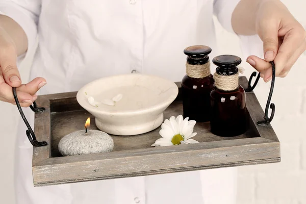 Beleza terapeuta segurando bandeja de tratamentos de spa, close-up — Fotografia de Stock