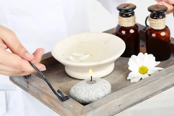 Beauty therapist holding tray of spa treatments, close-up — Stock Photo, Image