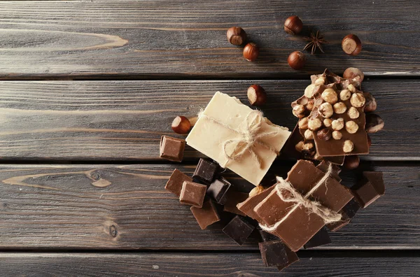 Set di cioccolato con nocciola sul tavolo di legno, vista dall'alto — Foto Stock