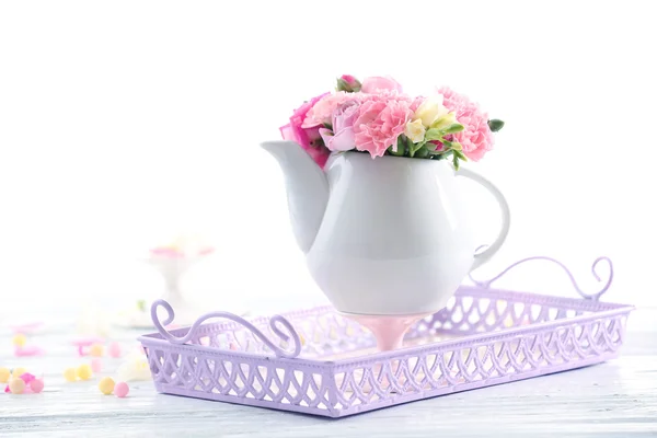 Beyaz izole çaydanlık güzel bahar çiçekleri — Stok fotoğraf