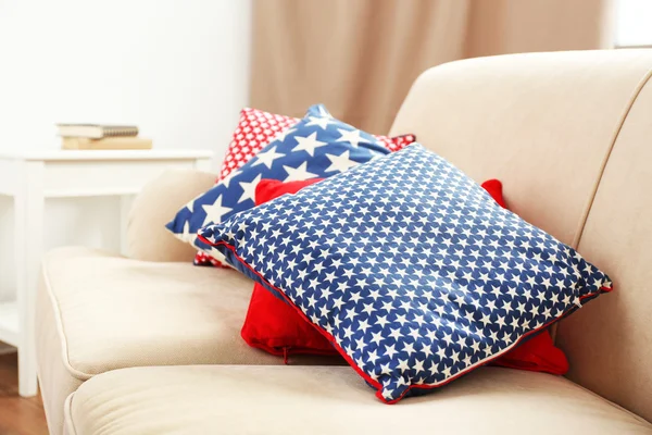 Дизайн інтер'єру з подушками на дивані, крупним планом — стокове фото