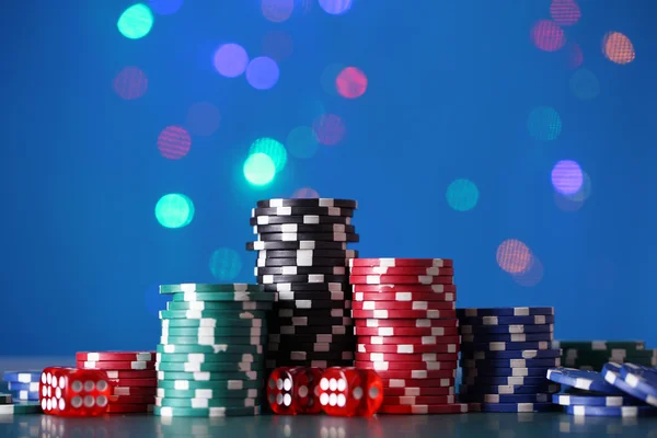 Chips pour poker sur fond brillant — Photo