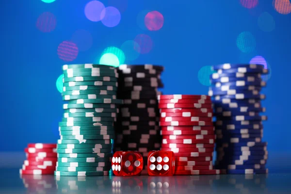 Chips para poker em fundo brilhante — Fotografia de Stock