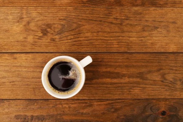 Чашка кофе на деревянном столе, вид сверху — стоковое фото