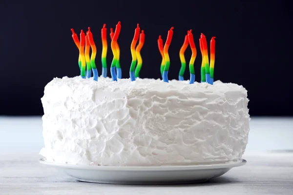 Verjaardagscake met kaarsen op donkere achtergrond — Stockfoto